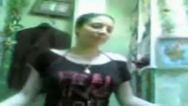 لبوة لابسه قميص نوم نار ترقص بطيازها